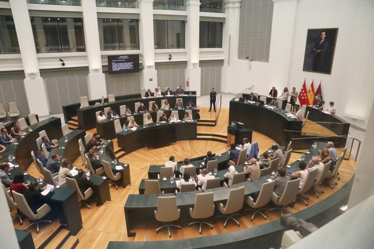 Madrid arranca 2020 con menos impuestos y un presupuesto que aumenta las inversiones un 16 %