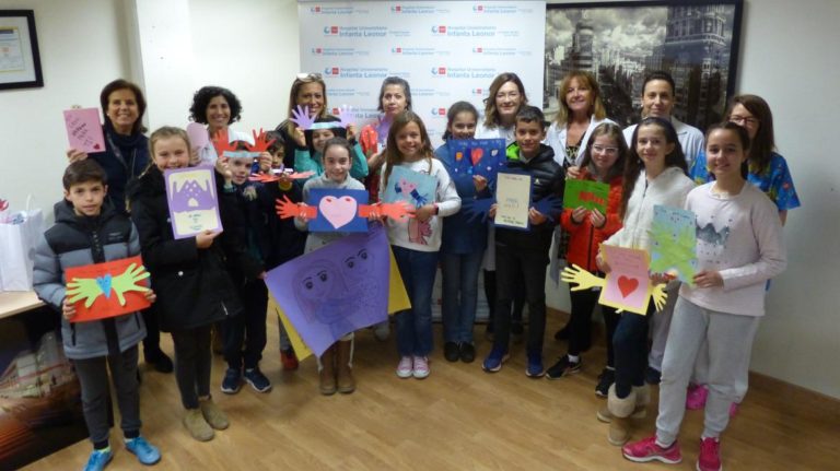 “Abrazos de papel” de los niños para los niños ingresados en el Infanta Leonor