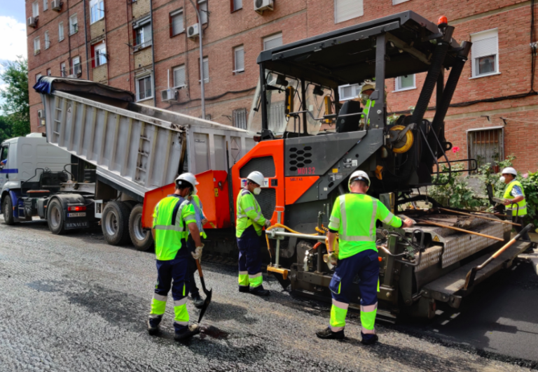 Puente de Vallecas estrenará pavimento en 26 calles tras el paso de la Operación Asfalto 2020