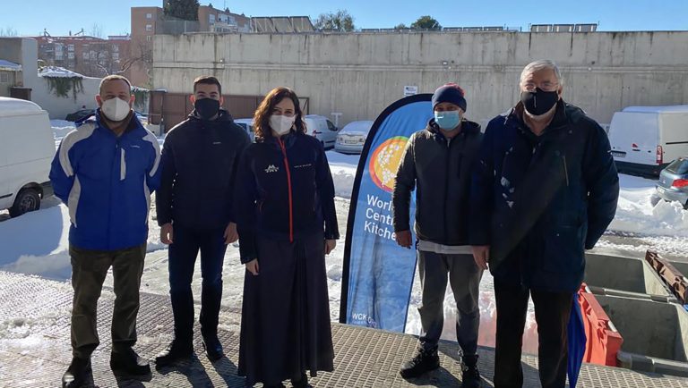 La presidenta de la Comunidad visita la Escuela de Hostelería Santa Eugenia