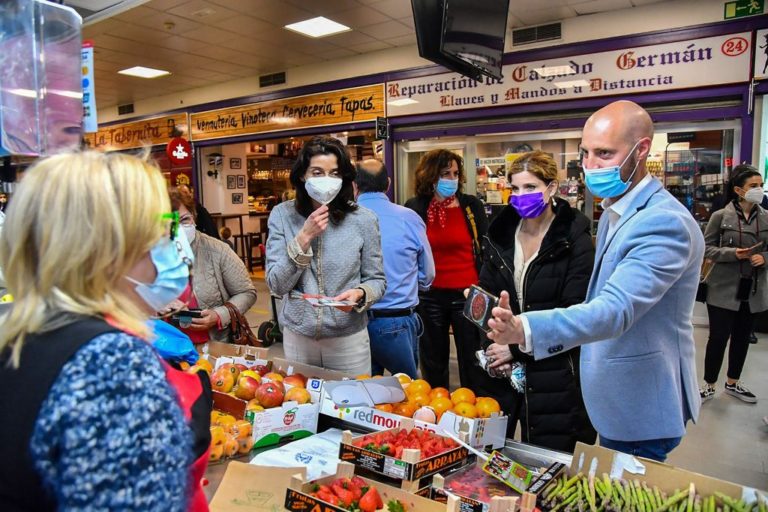 Las ministras de Educación y de Sanidad visitan Villa de Vallecas