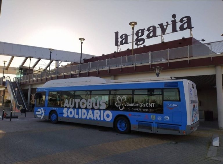 El autobús solidario de la EMT recoge alimentos en el Ensanche de Vallecas para familias en riesgo de exclusión