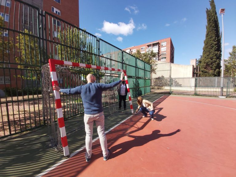 El PSOE pide mejorar el estado de las pistas deportivas de Villa de Vallecas