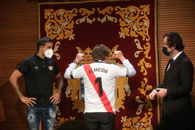 Almeida destaca los valores futbolísticos y humanos del Rayo Vallecano