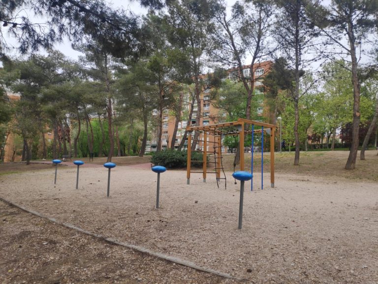 Calistenia en el parque Zazuar, entre los nuevos 80 circuitos madrileños para la práctica deportiva al aire libre