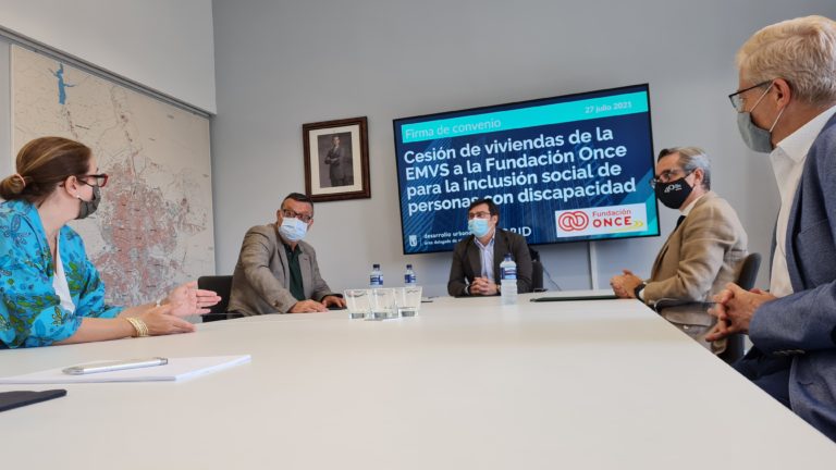 El Ayuntamiento cede viviendas en Villa de Vallecas a la Fundación ONCE