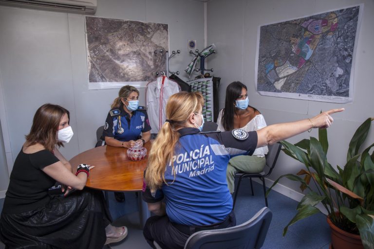 Villacís y Chapa visitan la Unidad Integral de la Policía Municipal de Villa de Vallecas