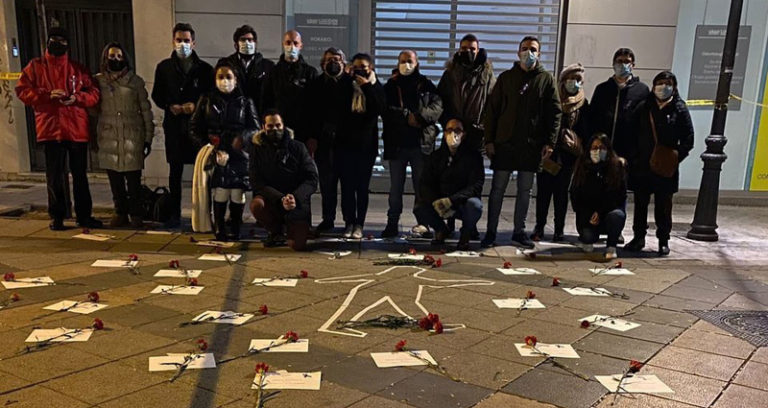 Homenaje del PSOE y Juventudes Socialistas a las víctimas de violencia de género