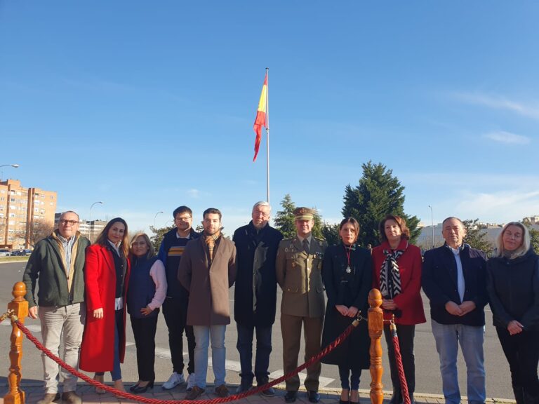 Villa de Vallecas iza la bandera de España