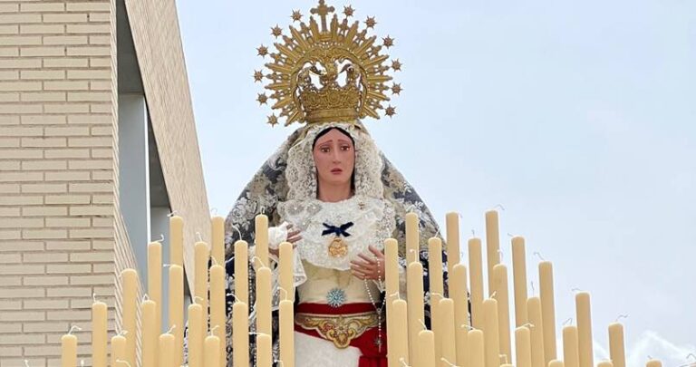 La Hermandad de la Estrella saca su Imagen a recorrer las calles del Ensanche de Vallecas