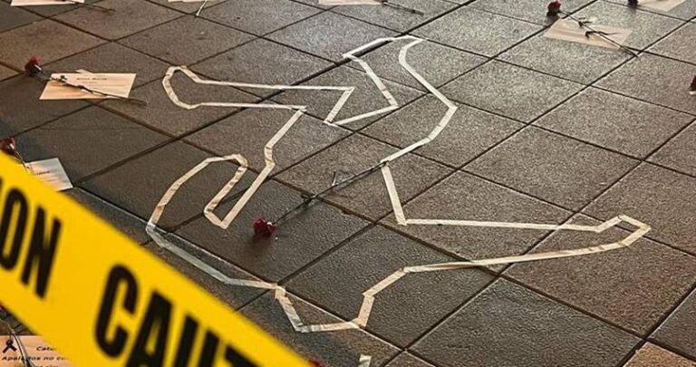Homenaje del PSOE y Juventudes Socialistas a las víctimas de violencia de género