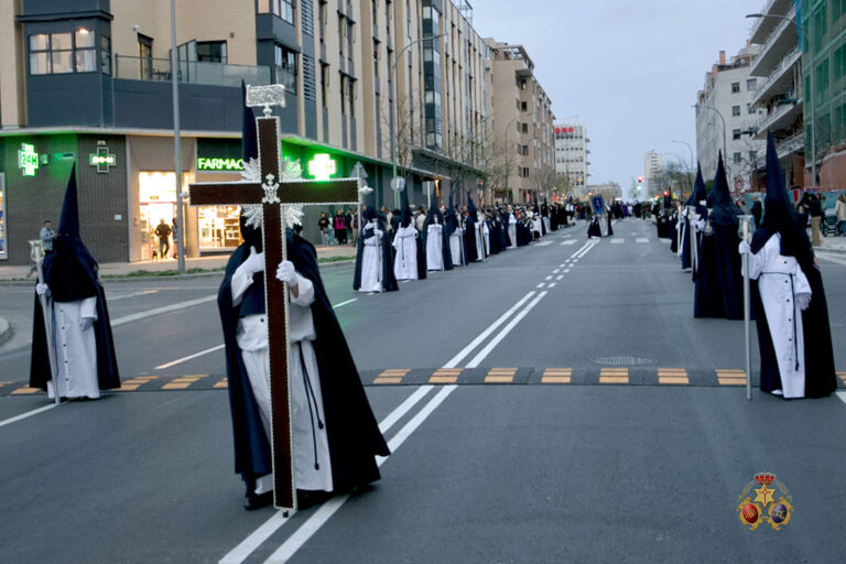 La Hermandad de la Estrella sale en procesión por las calles del Ensanche