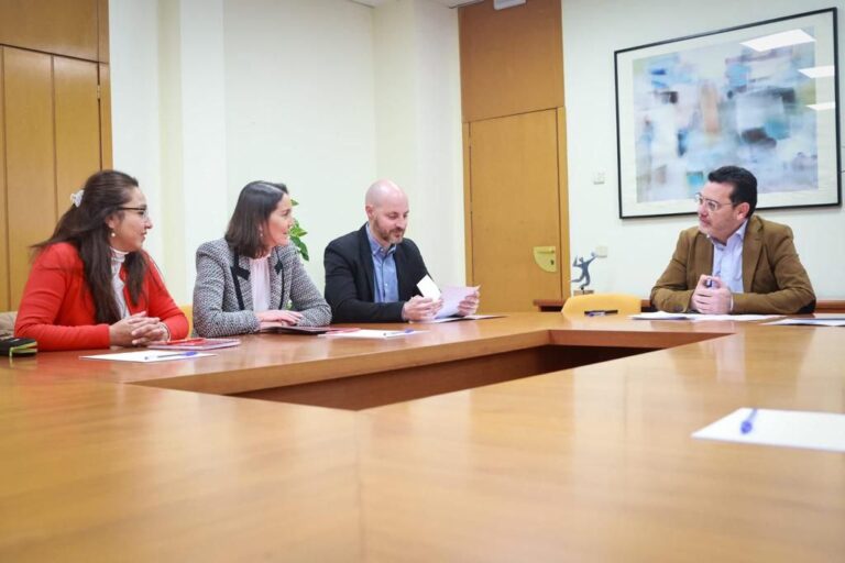 El PSOE presenta al gobierno municipal diez medidas para mejorar el distrito