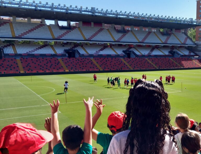 Escolares de Villa de Vallecas visitan el estadio del Rayo Vallecano
