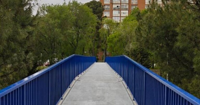 Ya está operativa la pasarela peatonal de la A-3