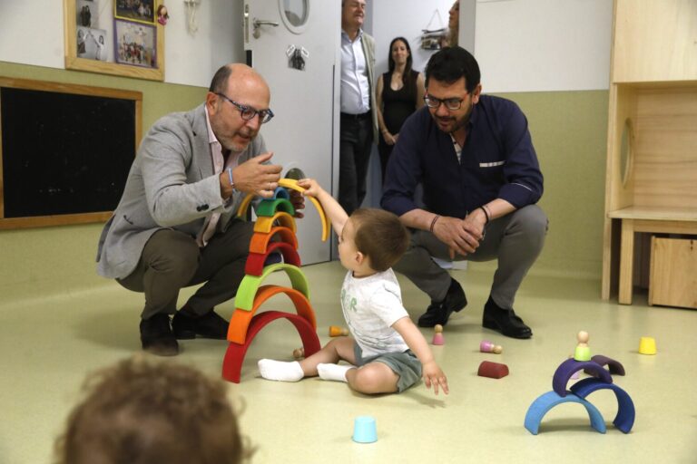 El delegado de Políticas Sociales, Familia e Igualdad visita a la Escuela Infantil José Gómez Gil y anuncia nuevas ayudas