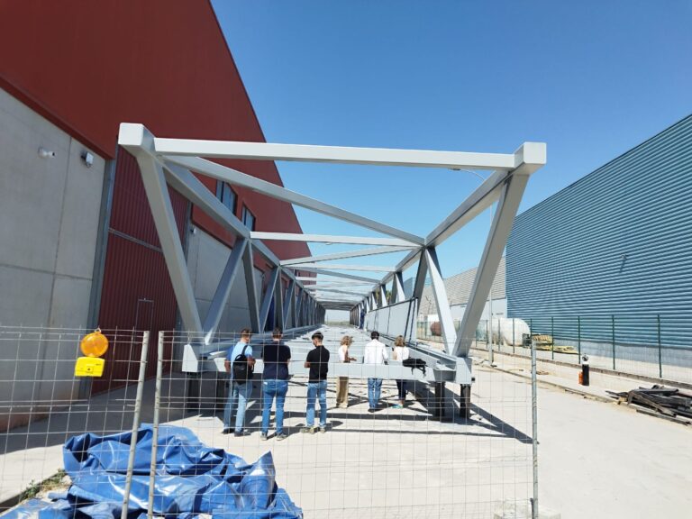 Una nueva pasarela peatonal y ciclista cierra la herida que la M-40 genera en Vallecas