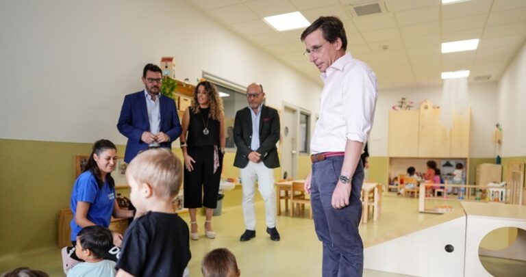 José Luis Martínez-Almeida visita la Escuela Infantil Municipal José Gómez Gil