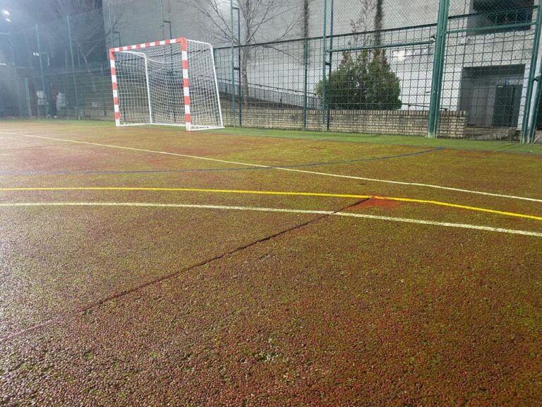 Los usuarios y el PSOE denuncian el mal estado de las pistas del polideportivo Cerro Almodóvar