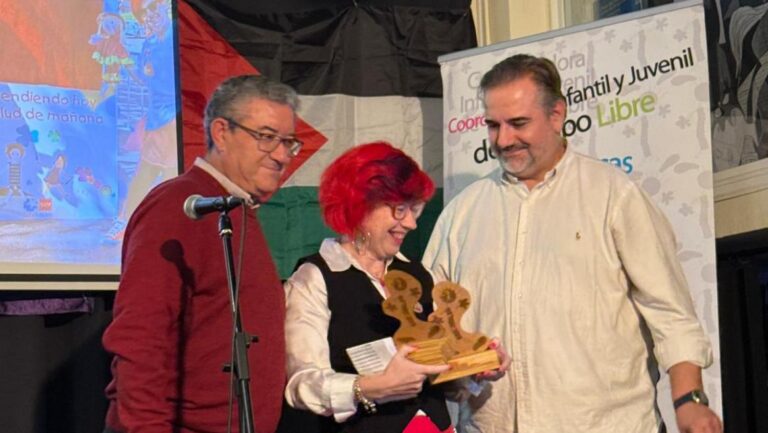 Las enfermeras del Teatro de la Salud reciben un reconocimiento de la Coordinadora Infanto‑Juvenil de Tiempo Libre de Vallecas