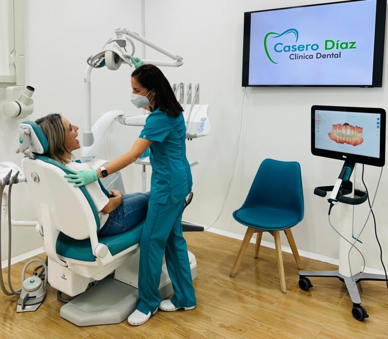Clínica Dental Casero Díaz: Cuidar sonrisas empieza por cuidar personas