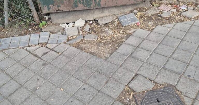 Vecinos de Santa Eugenia reclaman la reparación urgente de las aceras levantadas